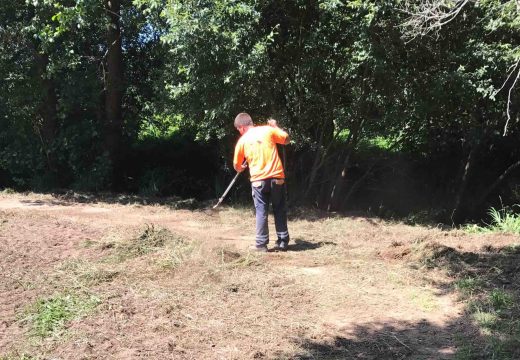 Unha empresa de inserción laboral acomete o mantemento da senda do río de artes